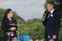 Die Referentin des Alumni Clubs der WWU, Nora Kluck, im Gespr�ch mit Dr. Hanswilhelm Bach