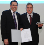 Prof. Dr. Dr. Helge Karch (r.) erhielt von Prorektor Prof. Dr. Stephan Ludwig den mit 30.000 Euro dotierten Forschungspreis.