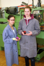 Nina Kassem (links) und Michelle Strucks stellten sich ihren eigenen Ring in der feinmechanischen Werkstatt her.