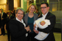Prorektorin Dr. Marianne Ravenstein mit Britta Meersmann und deren Ehemann Daniel und neugeborenem Sohn