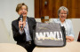 Rektorin Prof. Dr. Ursula Nelles und Prorektorin Dr. Marianne Ravenstein prsentierten das Begrungsgeschenk, die "Ersti-Tasche".