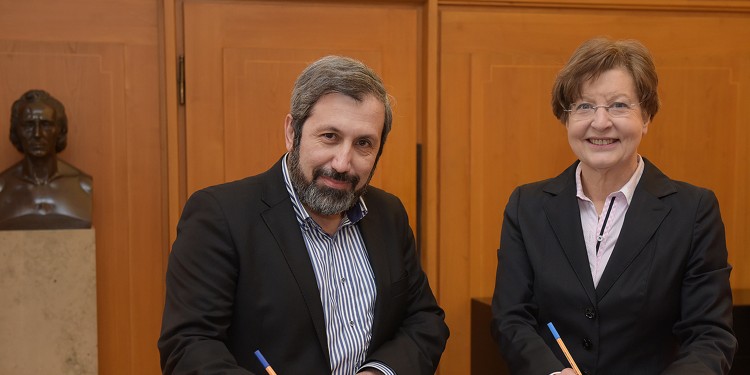 Dr. Mahdi Imanipour und WWU-Rektorin Prof. Dr. Ursula Nelles unterzeichnen den Vertrag zur Einrichtung einer Stiftungsprofessur<address>© WWU - Peter Grewer</address>
