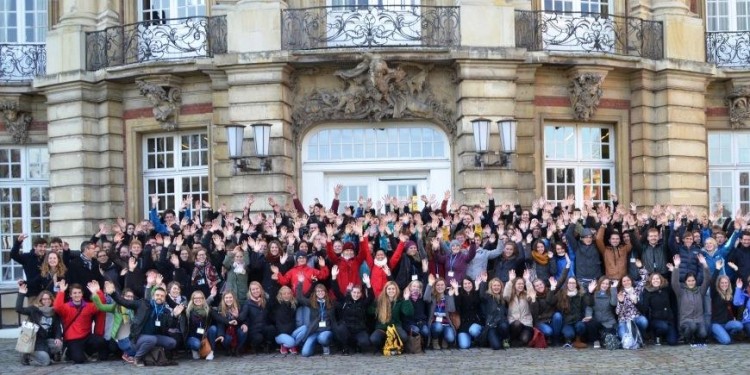 Studierende beim &quot;RISE weltweit&quot;-Alumnitreffen vor dem Schloss der Universität Münster<address>© DAAD/D.Wiesen</address>