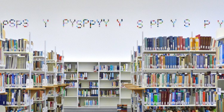 1355 kleine farbige Quadrate bilden einen fast 60 Meter langen Fries über den Bücherregalen.<address>© Andreas Karl Schulze</address>