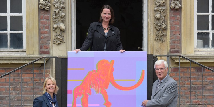 Die Münsteranerin Sabine Thiel (Mitte) hat spezielle Bilder produziert, auf denen sie das Wahrzeichen des Geomuseums, das Ahlener Mammut, als Pop-Art-Projekt interpretiert.<address>© WWU - Peter Grewer</address>