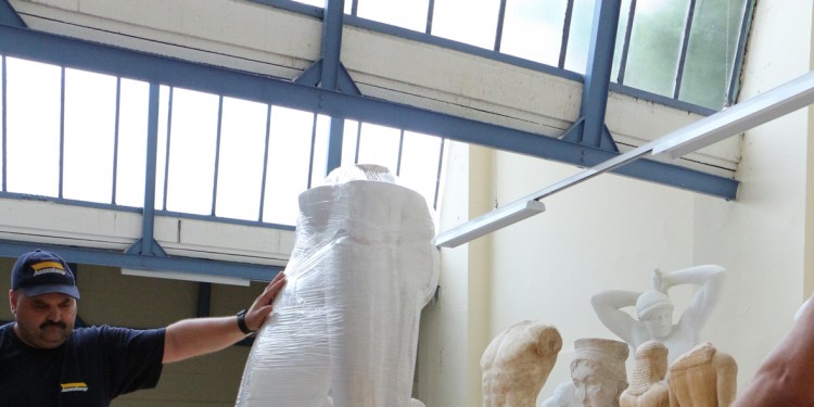 Die Skulpturen und Modelle, die das Archäologische Museum in einer Halle gelagert hatte, mussten vorübergehend umziehen.<address>© WWU - Robert Dylka</address>