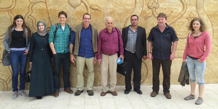 Prof. Dr. Jörg Kudla (2. v. r.) mit dem trinationalen Forscherteam beim Auftakttreffen in der palästinensischen Stadt Bait Dschala, die zwischen Jerusalem und Bethlehem liegt.<address>© WWU</address>
