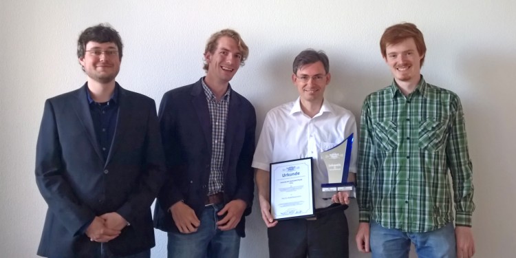 Prof. Dr. Rudolf Bratschitsch (3. v. l.) mit den Fachschaftsmitgliedern Markus Tegeder, Friedrich Bach und Axel Buß (v. l.)<address>© WWU</address>