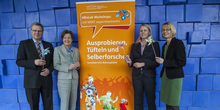 Vertreterinnen und Vertreter der Deutschen Bundesstiftung Umwelt und der WWU eröffneten das Projekt &quot;GirlsGo4Green&quot;.<address>© WWU/MExLab</address>