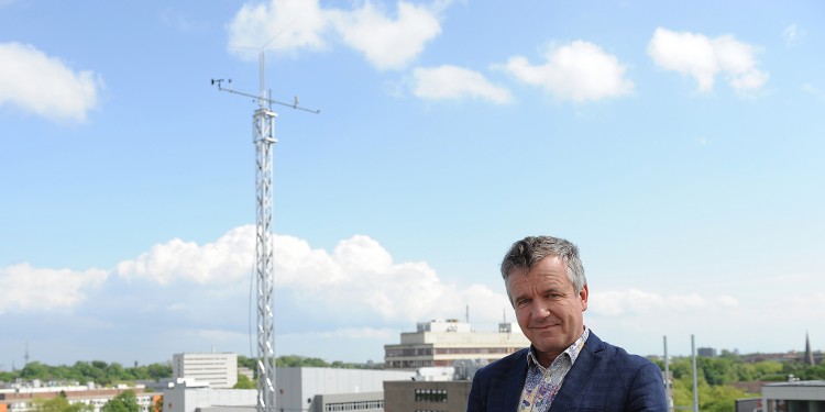 Prof. Dr. Otto Klemm auf dem Dach der Geowissenschaften - im Hintergrund die neue Wetterstation<address>© WWU / Peter Grewer</address>