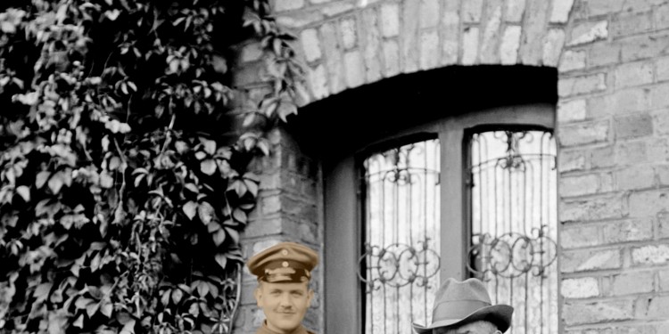 Soldat auf Heimaturlaub um 1917 (Symbolbild, farblich bearbeitet): Die Rückkehr aus dem Ersten Weltkrieg war oft ungewiss<address>© LWL-Medienzentrum für Westfalen - Joseph Schäfer</address>