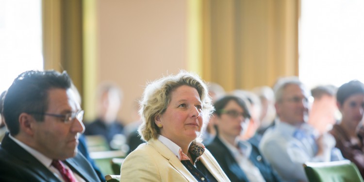 NRW-Wissenschaftsministerin Svenja Schulze lobte vor allem die interdisziplinäre Zusammenarbeit an der Universität Münster.<address>© WWU - Peter Leßmann</address>