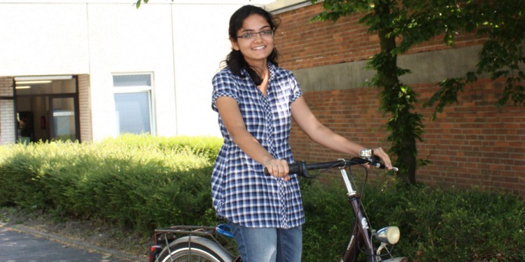 Sruthi Polali nutzt begeistert das Fahrrad, um Münster zu erkunden.<address>© WWU</address>