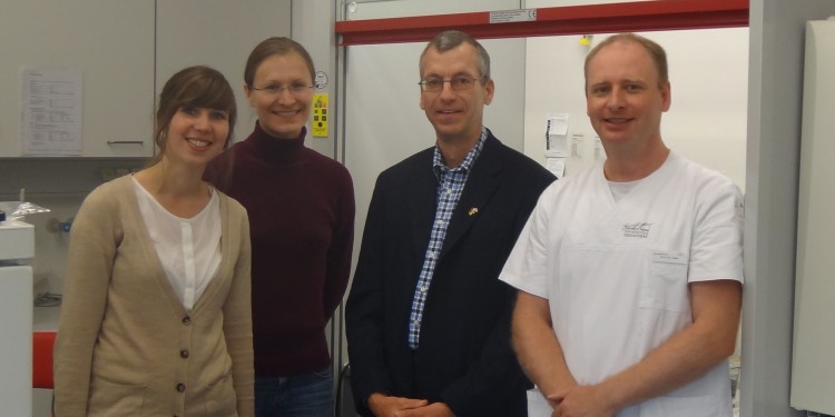 Das Forscherteam: Die Professoren Andreas Hensel (3. v. l.) und Thomas Beikler mit den Doktorandinnen Jana Schmuch (l.) und Sabine Beckert.<address>© WWU</address>