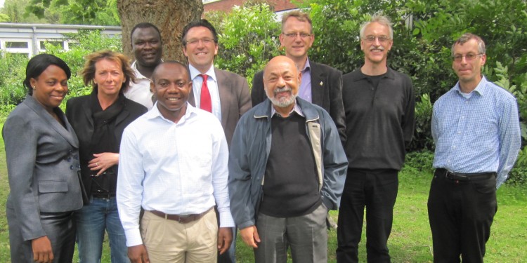 Münstersche und afrikanische Wissenschaftler arbeiten im neuen Forschungskonsortium zusammen. Sprecher ist WWU-Prorektor Prof. Dr. Stephan Ludwig (5.v.l.)<address>© WWU - Frank Petereit</address>