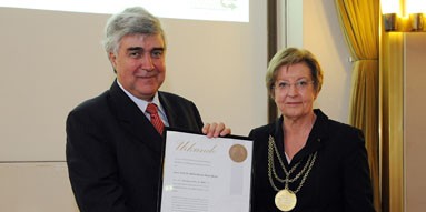 Prof. Dr. Abílio Afonso Baeta Neves und Rektorin Prof. Dr. Ursula Nelles<address>© WWU - Grewer</address>