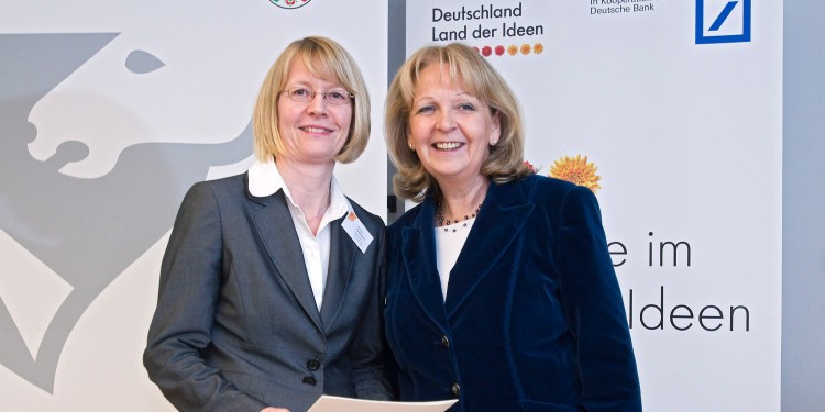 Ministerpräsidentin Hannelore Kraft gratulierte Prof. Dr. Cornelia Denz (links) bei einem Empfang in Düsseldorf.<address>© Deutschland – Land der Ideen</address>