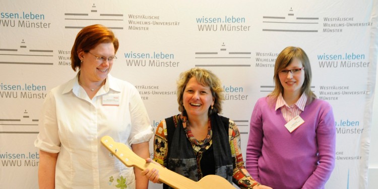 Wissenschaftsministerin Svenja Schulze gemeinsam mit Bianka Muschalek (links) und Annika Kruse (rechts) vom MExLab-Team<address>© zdi</address>