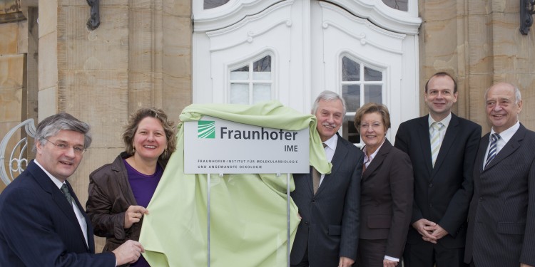 Sie enthüllten das neue Schild für die neue Fraunhofer-Außenstelle (v.l.n.r.): Prof. Fischer (Fraunhofer), Ministerin Svenja Schulze, Prof. Buller (Fraunhofer), Prof. Nelles (WWU-Rektorin), Prof. Prüfer (WWU), Prof. Berg (Fraunhofer).<address>© WWU/Peter Leßmann</address>