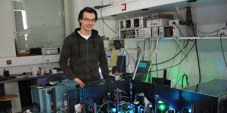 Physikstudent Sebastian Kroesen forscht zur Verlangsamung von Licht.<address>© WWU</address>