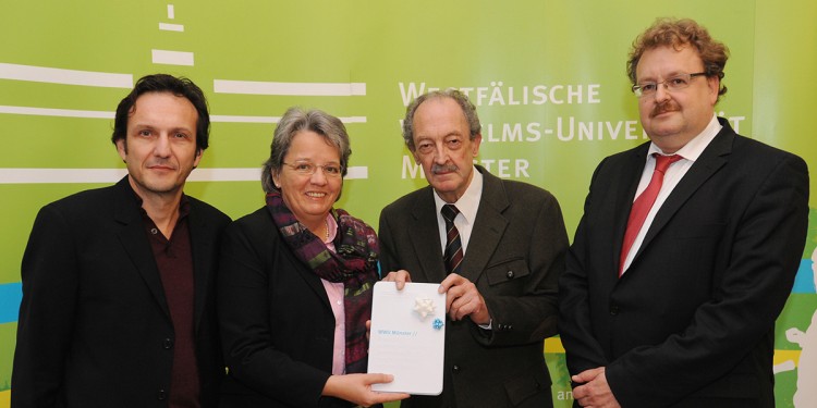 Jury-Vorsitzender Prof. Dr. Eric Achermann, Prorektorin Dr. Marianne Ravenstein, Hamann-Preisträger Prof. Dr. Hugh Barr Nisbet, Laudator Jürgen Kaube<address>© WWU - Peter Grewer</address>