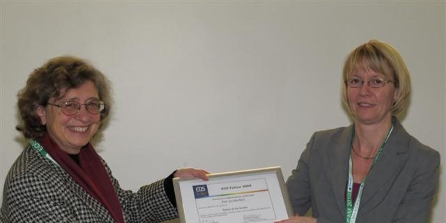 Prof. Roberta Ramponi (EOS-Vorstand, links) gratulierte Prof. Cornelia Denz.<address>© EOS</address>