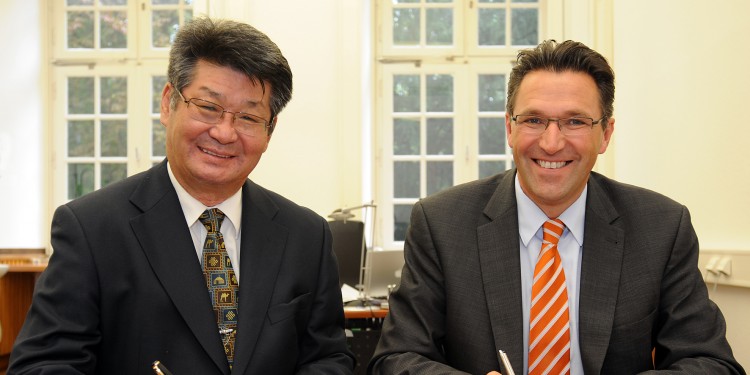 Kooperation mit der Mongolei: Prof. Dr. Stephan Ludwig (rechts) und Prof. Dr. Pagbajabyn Nymadawa bei der Unterzeichnung des Abkommens<address>© WWU - Grewer</address>