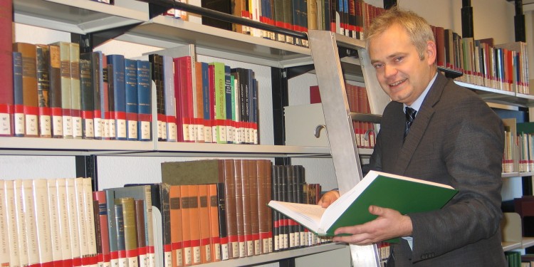 Prof. Dr. Hermut Löhr arbeitet bei der Durchsicht der Luther-Bibel mit.<address>© WWU - Sauer</address>