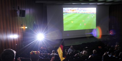 Premiere bei der Kinder-Uni Münster: Public-Viewing beim WM-Spiel Deutschland gegen Serbien im H 1.<address>© WWU/Peter Grewer</address>