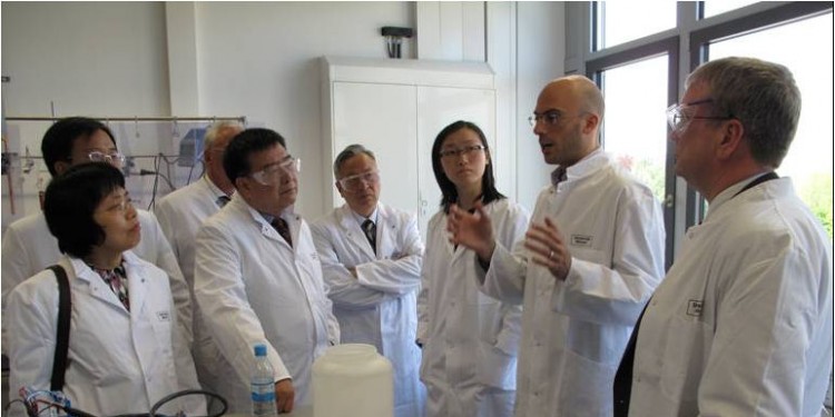 Dr. Andrea Balducci (zweiter von rechts) führte die chinesischen Wissenschaftler durch die MEET-Labore.<address>© WWU - MEET</address>