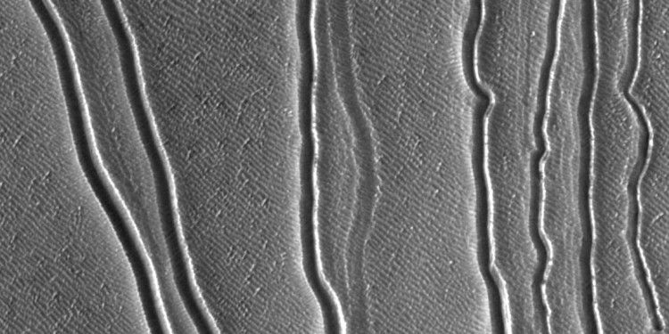 Erosionsrinnen auf dem Dünenhang des Russell-Kraters auf dem Mars.<address>© NASA/JPL-Caltech</address>