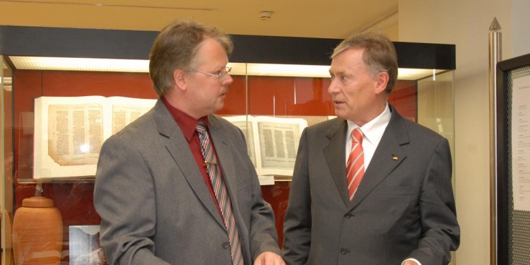 Prof. Dr. Holger Strutwolf (l.) und Bundespräsident Horst Köhler im August 2007<address>© WWU/Peter Grewer</address>