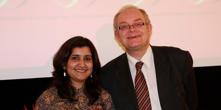 Shobhna Kapoor mit dem Sprecher der münsterschen Graduate School of Chemistry, Prof. Dr. Hellmut Eckert<address>© WWU</address>