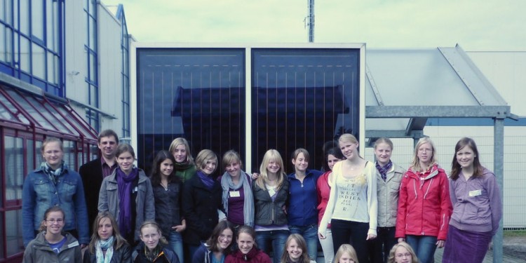 Bei der Besichtigung der Firma &quot;Bosch Solarthermie&quot; bekamen die &quot;Lili-Girls&quot; Einblicke in MINT-Berufe.<address>© WWU - Lemmer</address>