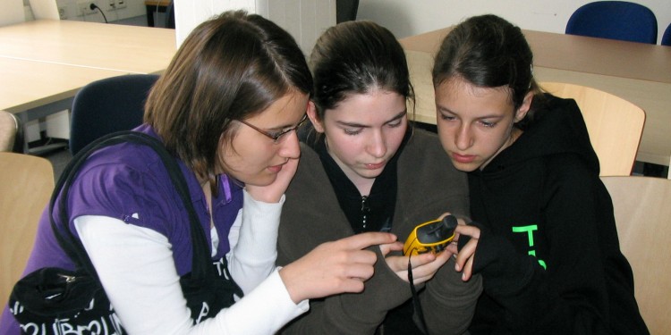 Bevor es zum Geocaching ging, lernten die Mädchen am Institut für Geoinformatik, wie GPS-Geräte funktionieren.<address>© WWU - ifgi</address>
