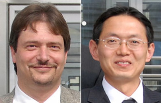 Dr. Gerhard Wilde (links) und Dr. Yong Lei. © WWU - Grewer