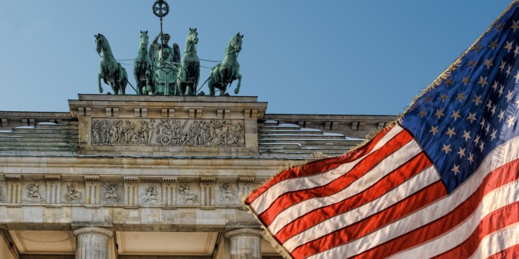 Eine USA-Flagge vor dem Brandenburgertor<address>© www.flickr.com/photos/james_clear</address>