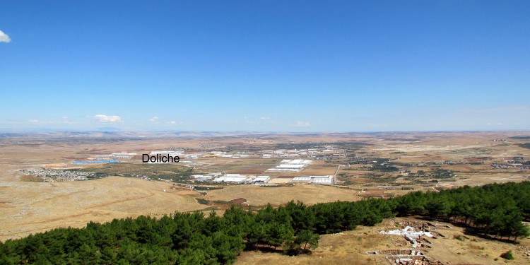 Blick auf den Siedlungshügel der antiken Stadt Doliche im heutigen Südosten der Türkei, wo im Rahmen des DFG-Projektes in den kommenden Jahren geforscht wird<address>© WWU - Forschungsstelle Asia Minor</address>