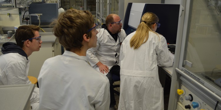 Schülerinnen und Schüler aus NRW waren zu Gast bei Chemikern der WWU und führten im Labor unter anderem Röntgenfluoreszenz-Analysen durch.<address>© WWU/Stefanie Fingerhut</address>