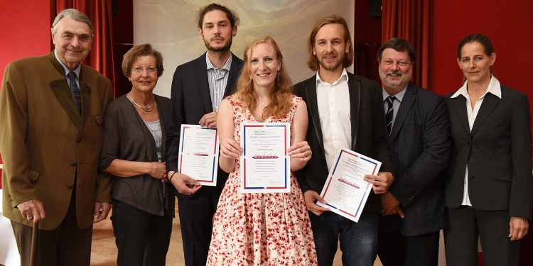 Die Preisträger Marius Römer (3.v.l.), Barbara Huber (4.v.l.) und Malte Backer (5.v.l.) mit Stifter Prof. Dr. Karl-Heinrich Heitfeld, Rektorin Prof. Dr. Ursula Nelles, Dekan Prof. Dr. Hans Kerp und Prof. Dr. Christine Achten (v. l.)<address>© WWU / Peter Grewer</address>