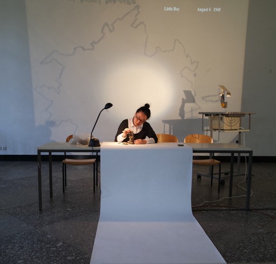 Die Künstlerin Satomi Edo gedenkt mit ihrer Performance der Toten von Hiroshima.<address>© WWU/Eckhard Kluth</address>