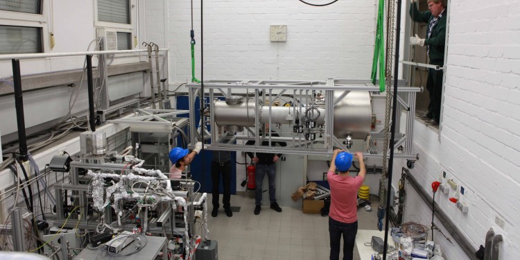 Die kryogene Destillationssäule für das bald beginnende XENON1T-Experiment wurde an der WWU gebaut und anschließend in Einzelteilen nach Italien transportiert (hier Bilder vom Abbau in Münster).<address>© WWU/Sergej Schneider</address>