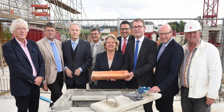 NRW-Wissenschaftsministerin Svenja Schulze legte gemeinsam mit Vertretern von Stadt, WWU, BLB NRW und Bau den Grundstein zum neuen SoN-Gebäude.<address>© WWU / Peter Grewer</address>