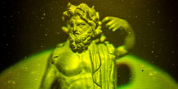 Hologramm einer Bronzestatuette des Zeus, 1. Jh. v. Chr. - 2. Jh. n. Chr. (Original im Historisch-literarischen Museum in Yalta, Hologramm - Dauerleihgabe Prof. h.c. Gert von Bally)<address>© WWU - R. Dylka</address>