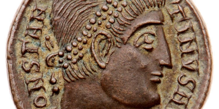 Die Vorderseite einer Kupfermünze Konstantins des Großen (326/7 n. Chr.) mit einem Porträt des Kaisers.<address>© Robert Dylka/Archäologisches Museum der WWU</address>