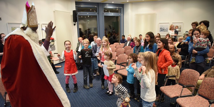 &quot;Father Christmas&quot; (Münster University alumnus Richard Nawezi) handed out presents to the children.<address>© WWU / Peter Grewer</address>