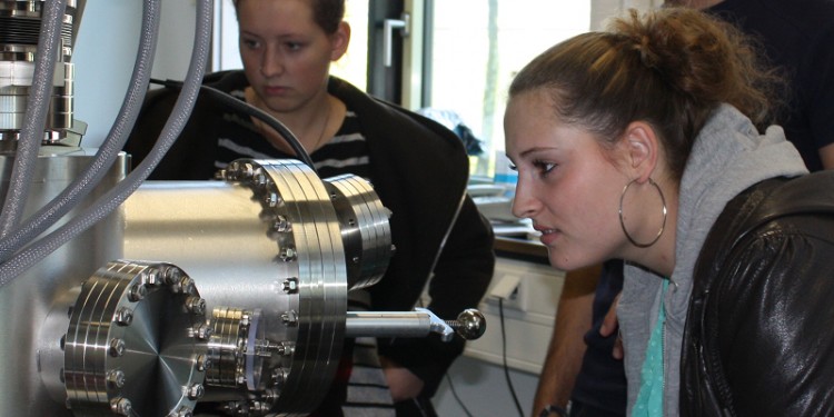 Eine Schülerin bei einem Laborbesuch mit einem Rastertunnelmikroskop (die Aufnahme stammt aus einem früheren Projekt).<address>© WWU/MExLab Physik</address>