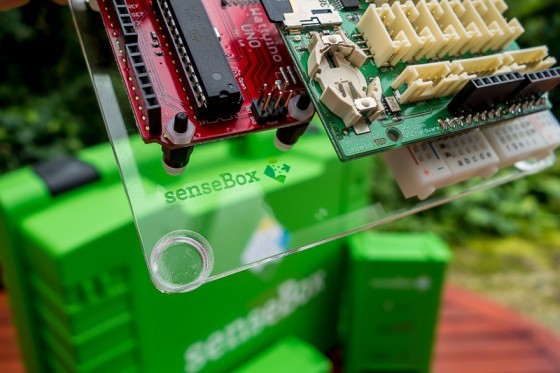 Die grüne &quot;SenseBox&quot; beinhaltet Bauteile, aus denen jeder eine eigene Messstation zusammensetzen kann.