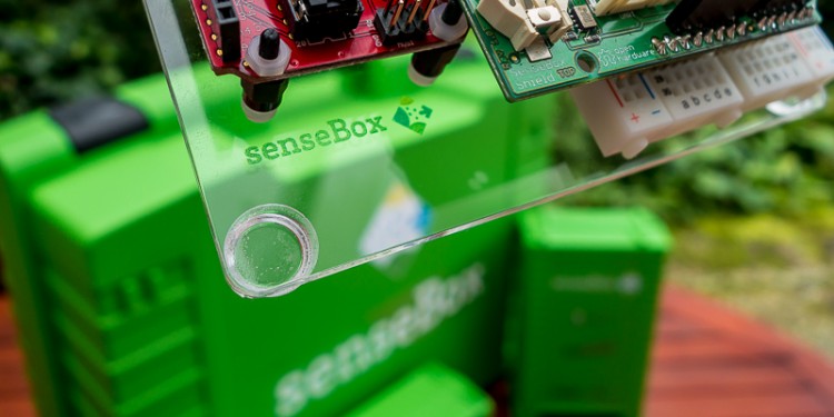 Die grüne &quot;SenseBox&quot; beinhaltet Bauteile, aus denen jeder eine eigene Messstation zusammensetzen kann.<address>© WWU/ifgi</address>
