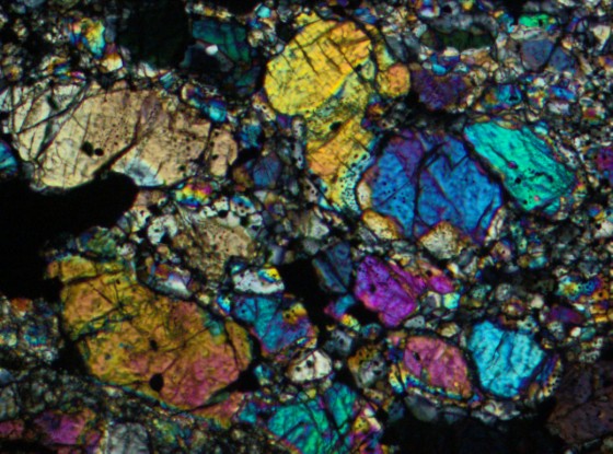So sieht das Innere des Meteoriten unter dem Polarisationsmikroskop aus.